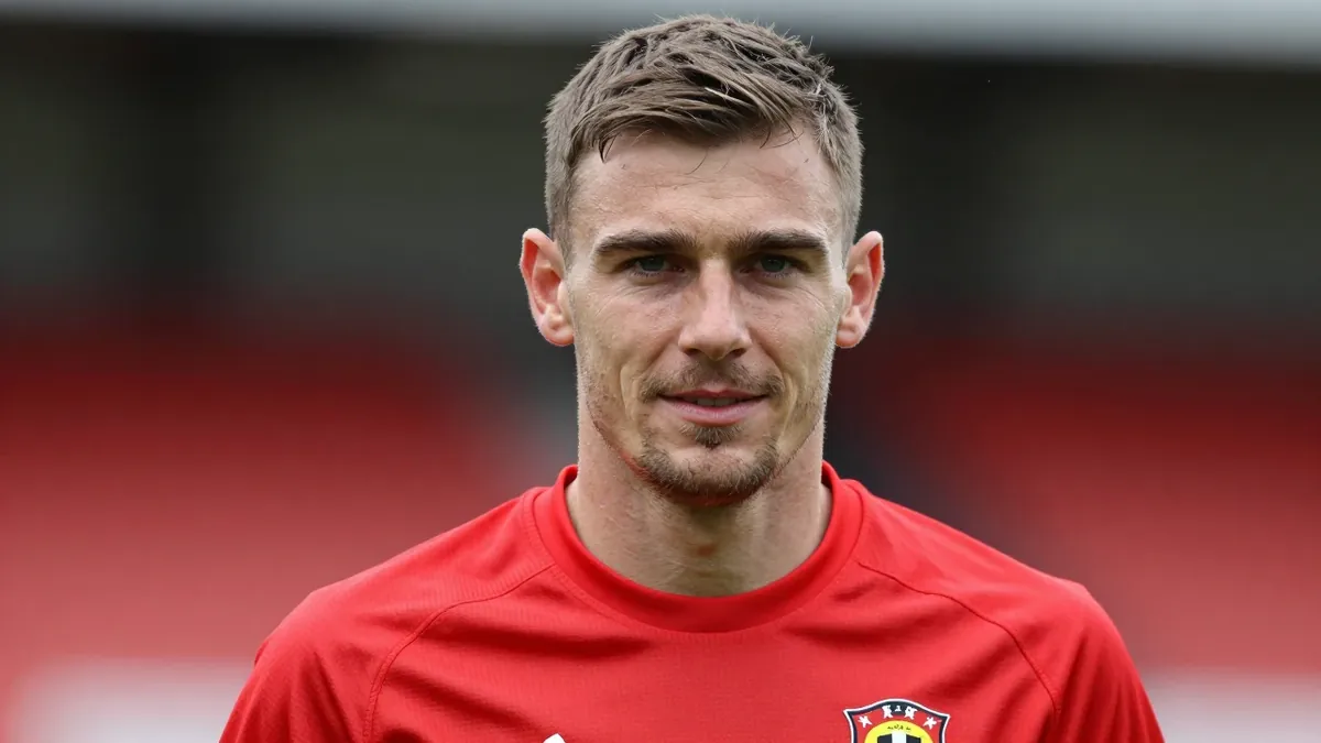 Swindon Town manager Ian Holloway explains the decision to sign Danny Butterworth and provides a squad fitness update as...